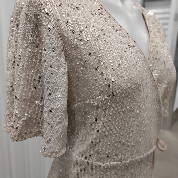 She & Sky Sequin Short Sleeve Wrap Dress size M - Picture 9 of 14